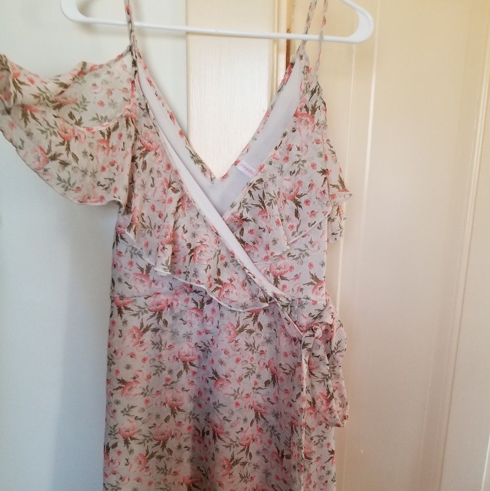 Beautiful floral dress  ties at waist. Worn once